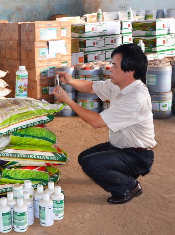 Ông Vũ Đại Dương xem xét mẫu chai phân bón lá 1 lít