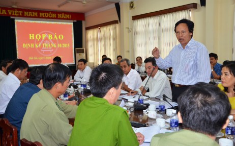 Bs Long giám đốc Sở Y tế giải trình trong họp báo