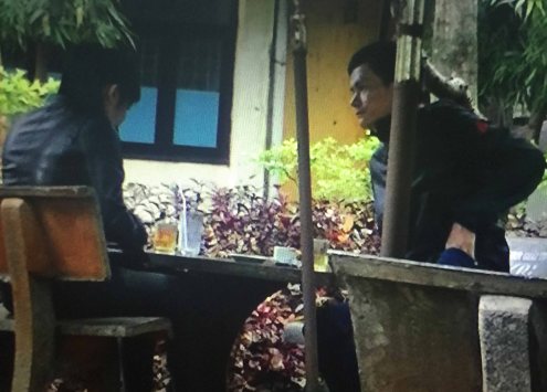 Ngọc gặp đại úy T lấy lại tiền