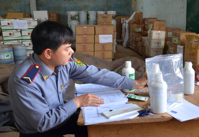 Lấy mẫu phân bón của Cty Thuận Phong gửi đi kiểm nghiệm chất lượng