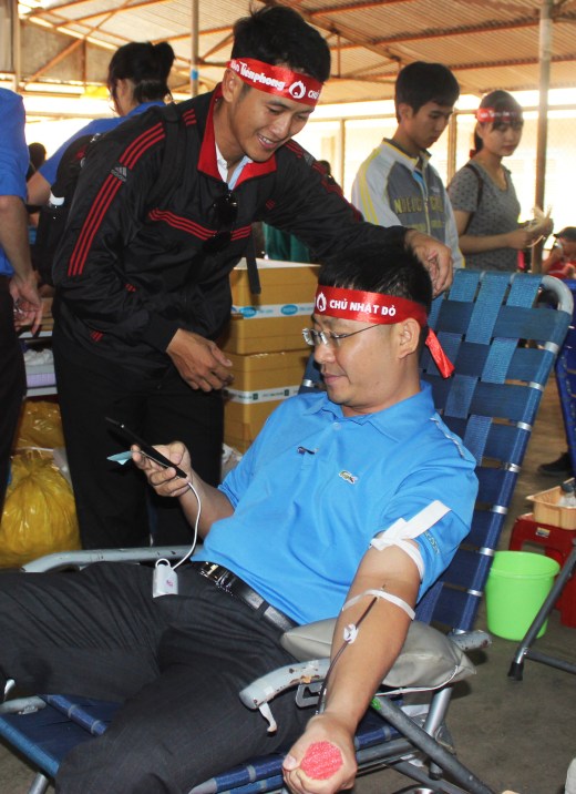 Anh Trần Trung Hiển Giám đốc Sở Thông tin truyền thông Đắk Lăk hiến máu