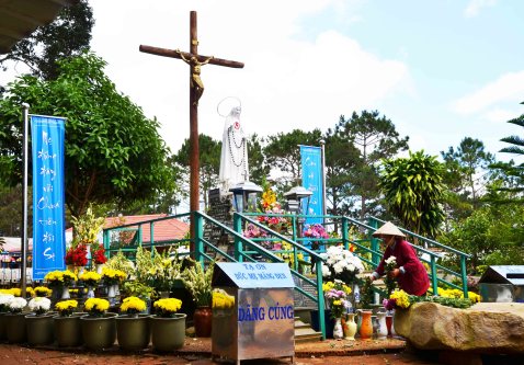 Bà Cúc thay hoa mỗi ngày quanh tượng Đức Mẹ Măng Đen