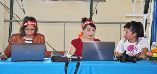 Các nữ phóng viên tác nghiệp tại hiện trường