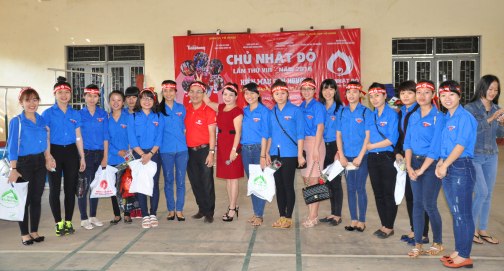 Các nữ sinh CĐSP chụp ảnh lưu niệm với anh Mai Tiến Hùng