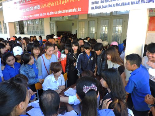 Chen chúc đăng ký hiến máu