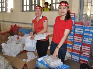 Chuẩn bị sữa và quà cho người tình nguyện hiến máu