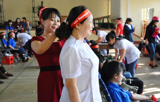 Công việc Kỹ thuật viên xét nghiệm như chị Nguyễn Thị Xuân (áo trắng) suốt đời gắn bó với các cuộc vận động hiến máu