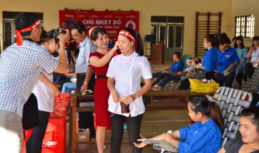 Đeo lại băng cài cho một kỹ thuật viên xét nghiệm