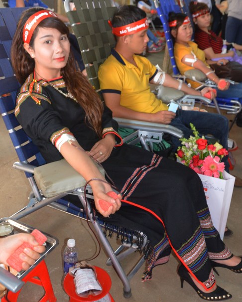 Hiến máu trong trang phục thổ cẩm Ê Đê