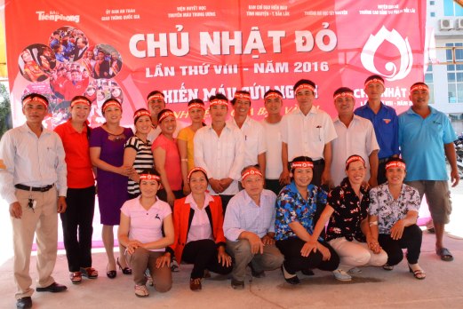 Đại diện Ban ATGT tỉnh chụp ảnh cùng đoàn hiến máu xã Ea Ô