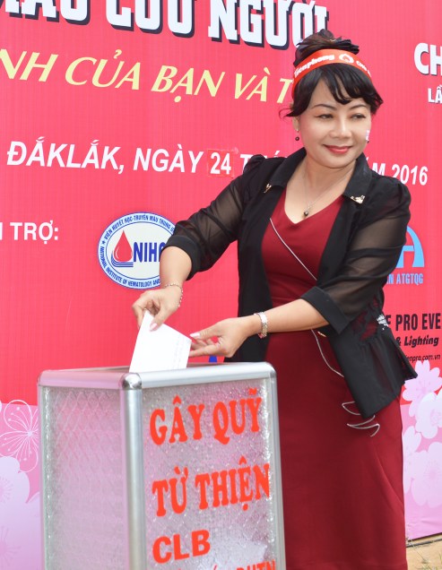 Đại diện báo Tiền Phong góp quỹ hỗ trợ nữ sinh viên bị tai nạn giao thông