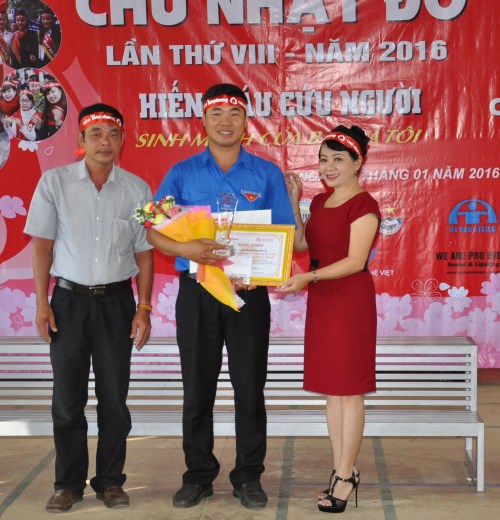 Đại diện Đoàn trường CĐSP nhận Kỷ niệm chương bằng khen và quà Chủ Nhật Đỏ 2016