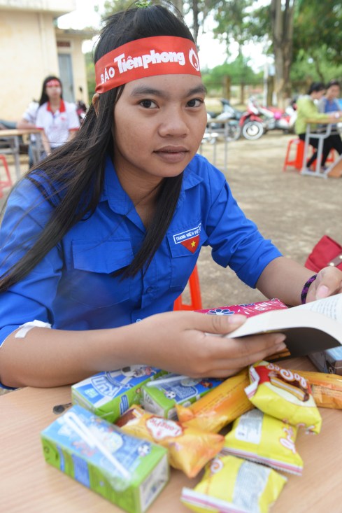 K'sor H'Nuyn nữ sinh người dân tộc Ja Rai vừa hiến xong