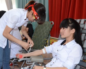 Nữ sinh Nông Thị Nguyệt dân tộc Tày lần đầu hiến máu