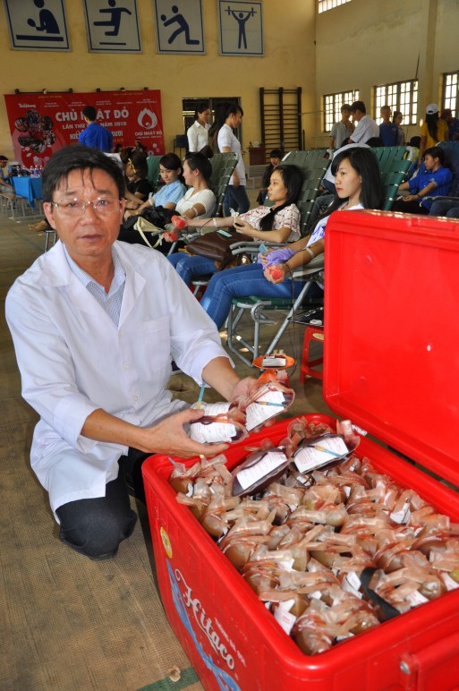 Ông Đặng Văn Hóa KTV giới thiệu về quy trình xét nghiệm máu hiến