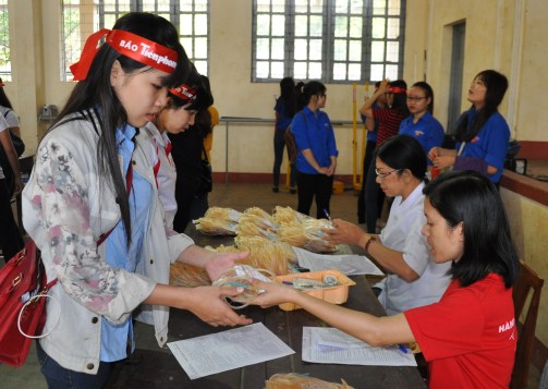 Sinh viên nhận dụng cụ hiến máu