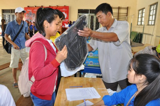 Tặng ba lô của chương trình cho người hiến máu