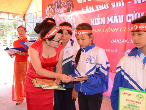 Trao 10 suất học bổng Đọt Chuối Non cho học sinh hiếu học hiếu thảo huyện Ea Kar