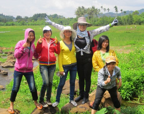 Ts Tuyết Nhung đưa sinh viên đi thực tế