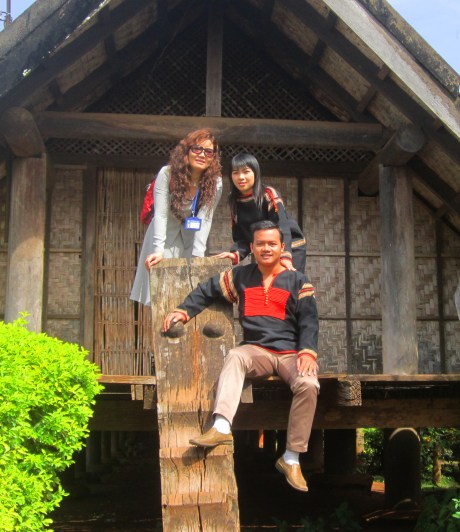 Ts Tuyết Nhung ( áo trắng) về buôn