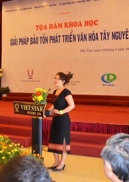 Ts Tuyết Nhung trình bày nghiên cứu về bảo tồn văn hóa dân tộc