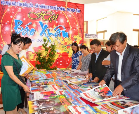 Bạn đọc tha hồ đọc báo tết tại Hội báo Xuân tỉnh Đắk Lắk