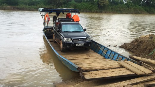 Ô tô cưỡi thuyền cập bến