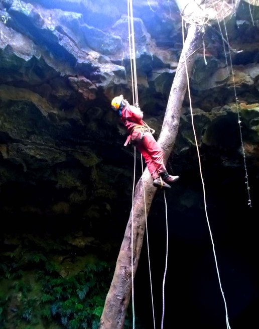 Đu dây xuống hang C7 trong hệ thống hang động núi lửa Krông Nô 