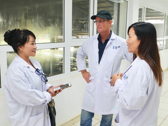 Ông Gilad Efrat và bà Thu Hiền giới thiệu với phóng viên về dự án bò sữa của tập đoàn TH True Milk