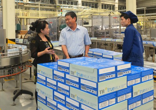 Ông Lê Đức Trường nói với PV về dây chuyền khép kín từ khâu vắt sữa bò đến hộp sữa tươi thành phẩm