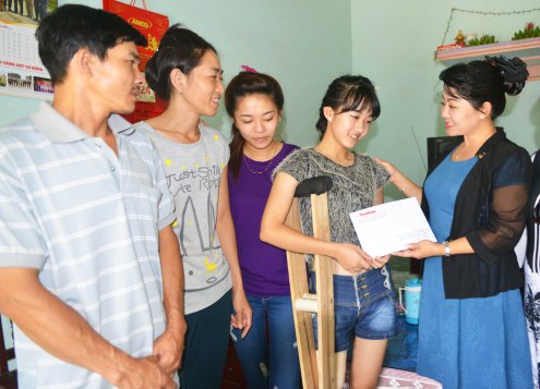 Đại diện báo Tiền Phong trao quà lần thứ hai cho Hà Vi