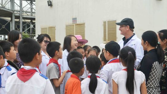 Chuyên gia vui vẻ giải đáp các câu hỏi của nhóm cô trò đến tham quan