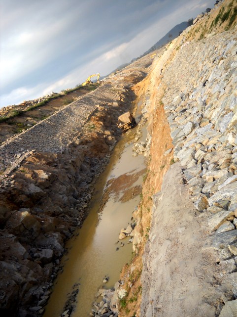 Ảnh cảnh xẻ núi dẫn nước từ sông Ba (Gia Lai) xuống sông Kôn (Bình Định) của Công trình thủy điện An Khê - Ka Nak