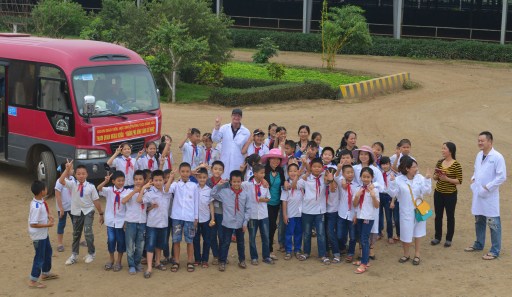 Một nhóm cô trò đến tham quan TH True Milk