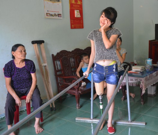 Vi láu lỉnh pha trò cho cả nhà đỡ lo lắng