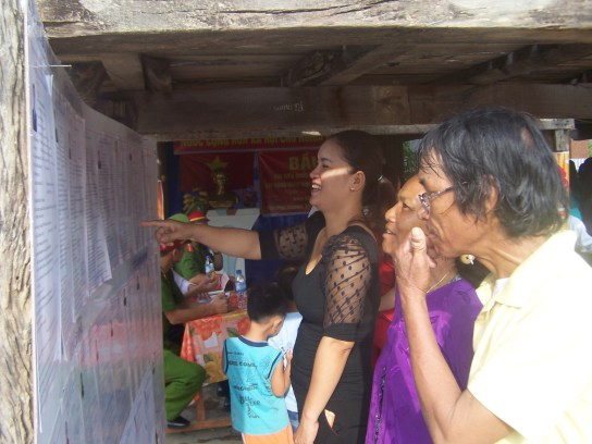 Người dân tộc Ba Na xem niêm yết cử tri