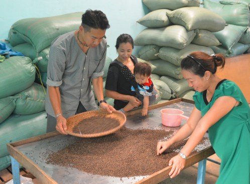 Anh Motoyuki sàng sẩy thoăn thoắt cạnh vợ con và chị Minh phiên dịch