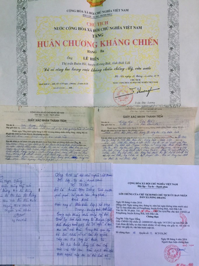 Các giấy xác nhận thành tích và Huân chương kháng chiến của bố Bs Lê Minh Thông