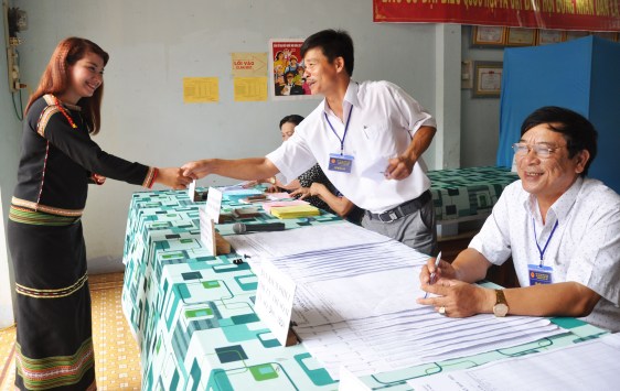 Cán bộ Ủy ban bầu cử xin bắt tay nữ cử tri H'Ut Nie Hrah xinh đẹp
