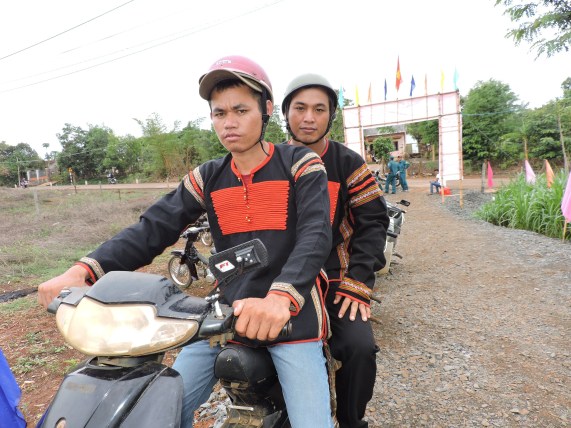 Anh Ydoan Hwing và anh Y’Hưng Ayun trú tại Buôn K’Nia 1 tranh thủ đến bầu cử sớm để về mở cửa hàng kinh doanh