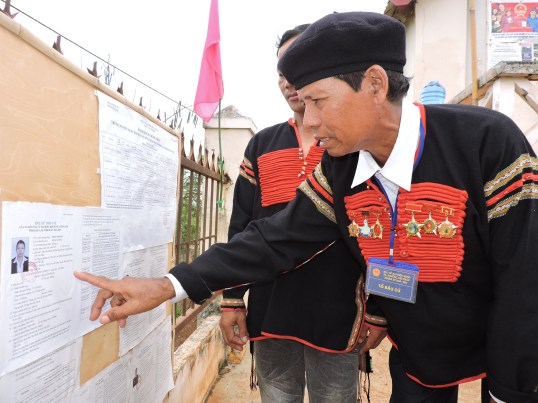 Già làng Y’Hơ Êban đang đọc tiểu sử danh sách các ứng cử viên vào Hội đồng nhân dân huyện và tỉnh nhiệm kỳ 2016-2021.