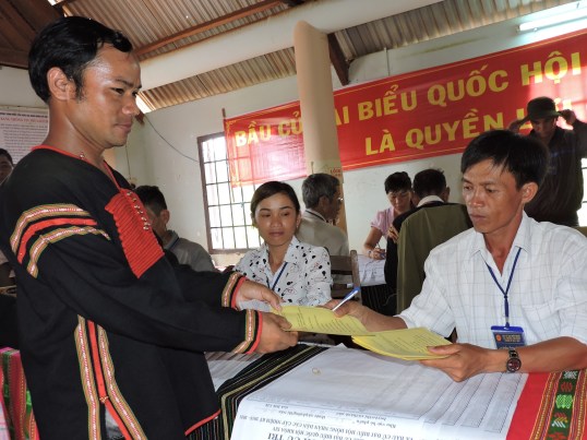 Cử tri vui vể cầm lá phiếu bầu cử lựa chọn người đủ đức tài cho nhiệm kỳ sắp tới