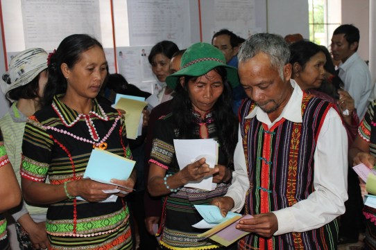  Cử tri cộng đồng bon Bu Kol, phường Nghĩa Tân, thị xã Gia Nghĩa đến bầu cử.