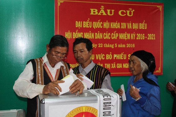 Cử tri cộng đồng bon Bu Kol, phường Nghĩa Tân, thị xã Gia Nghĩa đến bầu cử.