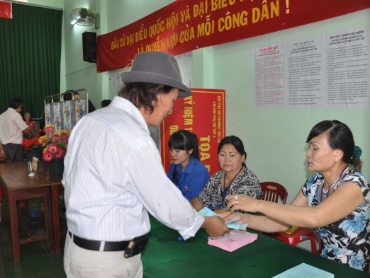 Hướng dẫn công dân ân cần tại điểm bỏ phiếu phường Tân Lợi TP Buôn Ma Thuột