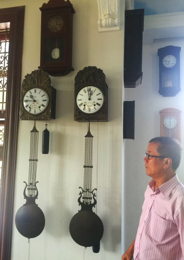 Một cặp đồng hồ cổ xưa