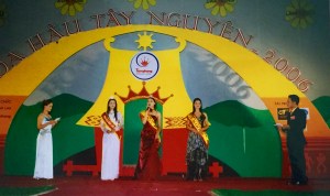 Các hoa khôi giao lưu trong cuộc thi Hoa hậu Tây Nguyên 2006