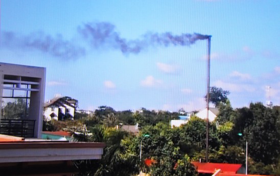 Khói thối mù do máy hấp rác hỏng từ bệnh viện ô nhiễm khu dân cư