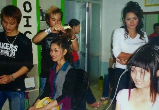 Làm tóc và trang điểm miễn phí cho thí sinh dự thi Hoa hậu Tây Nguyên 2006