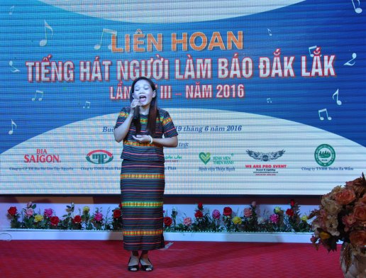 Nữ biên dịch Đài TNVN H'Thi Rơya đơn ca Bóng cây kơ nia